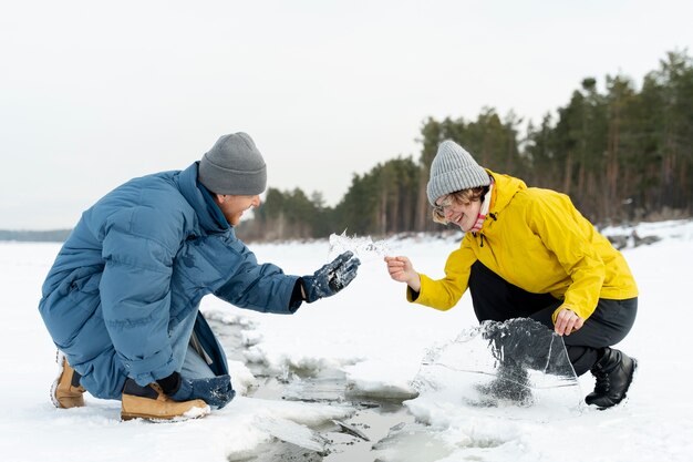 Amici che si godono il viaggio invernale