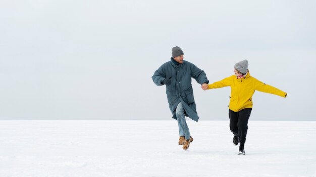 Amici che si godono il viaggio invernale