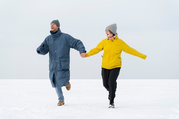 Amici che si godono il viaggio invernale