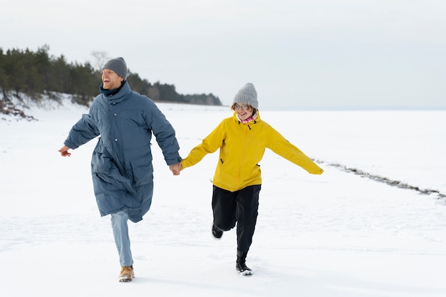 Amici che si godono il viaggio invernale