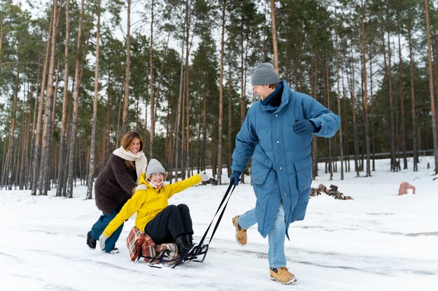 Amici che si godono il viaggio invernale