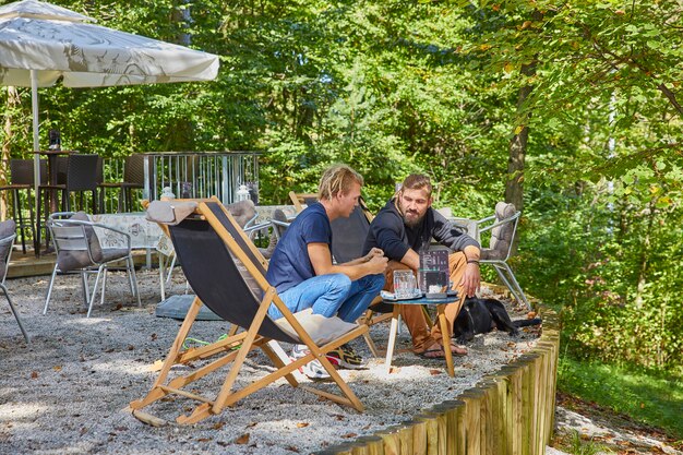 Amici che si rilassano sulla terrazza di un caffè