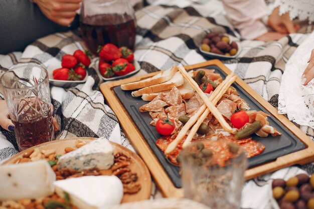 Amici che si siedono in un giardino su un picnic