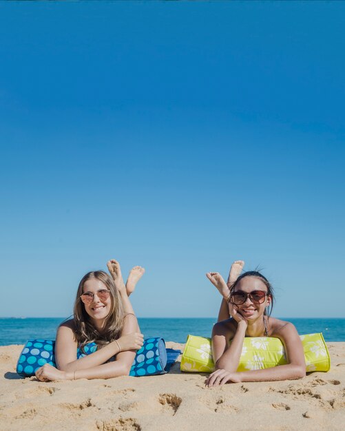 Amici che si trovano insieme alla spiaggia