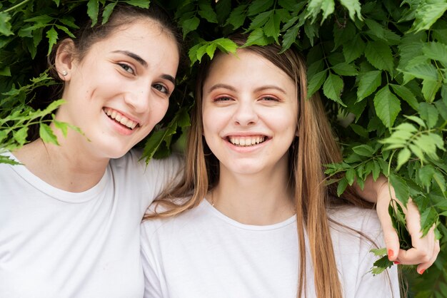 Amici che sorridono e che esaminano macchina fotografica