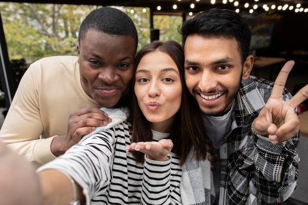 Amici che sorridono e mandano un bacio