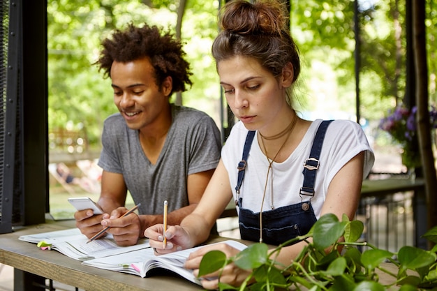 Amici che studiano insieme nella caffetteria