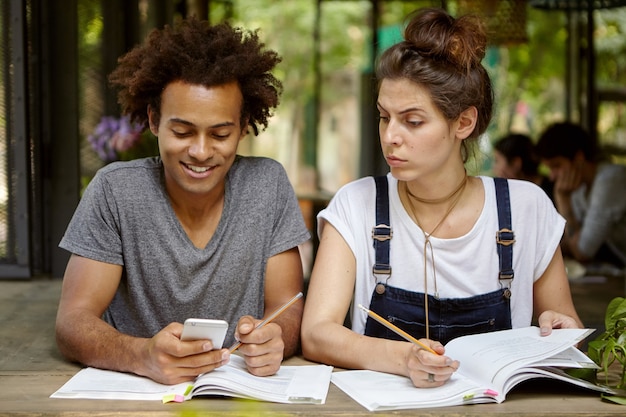 Amici che studiano insieme nella caffetteria