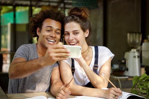 Amici che studiano insieme nella caffetteria