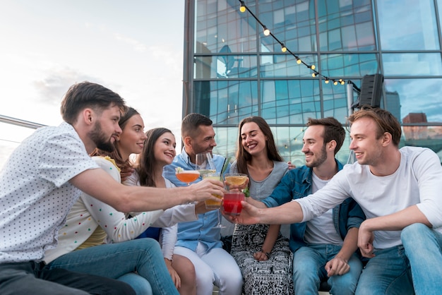 Amici che tostano a una festa in terrazza