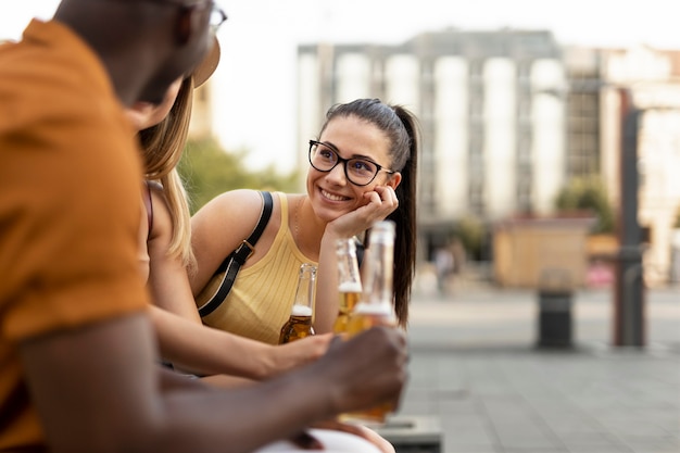 Amici che trascorrono del tempo insieme all'aperto in estate