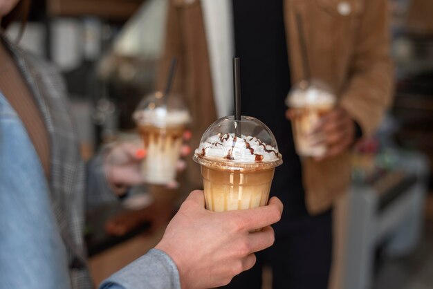 Amici che vanno in giro gustando una tazza di caffè