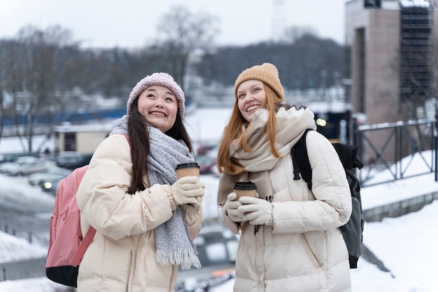 Amici che viaggiano insieme in inverno