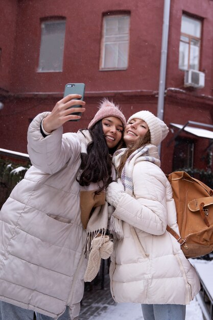 Amici che viaggiano insieme in inverno