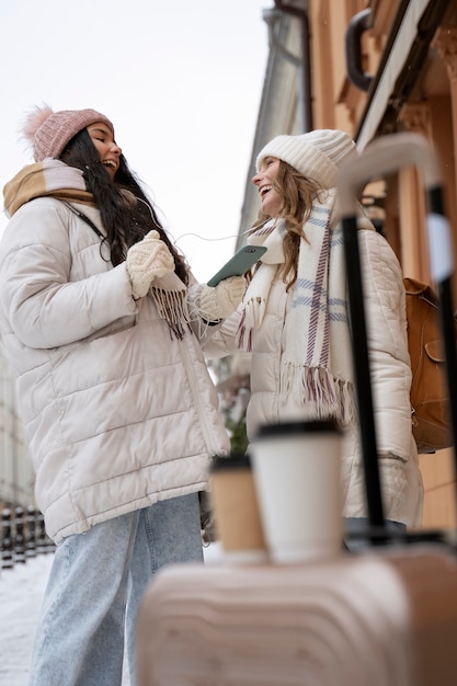 Amici che viaggiano insieme in inverno