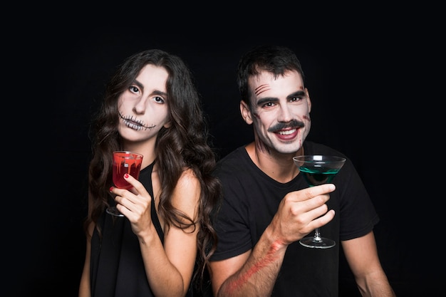 Amici con bicchieri da vino sulla festa di Halloween