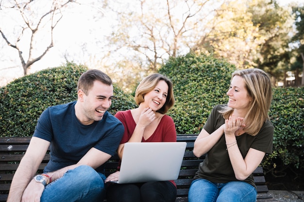 Amici con laptop ridere