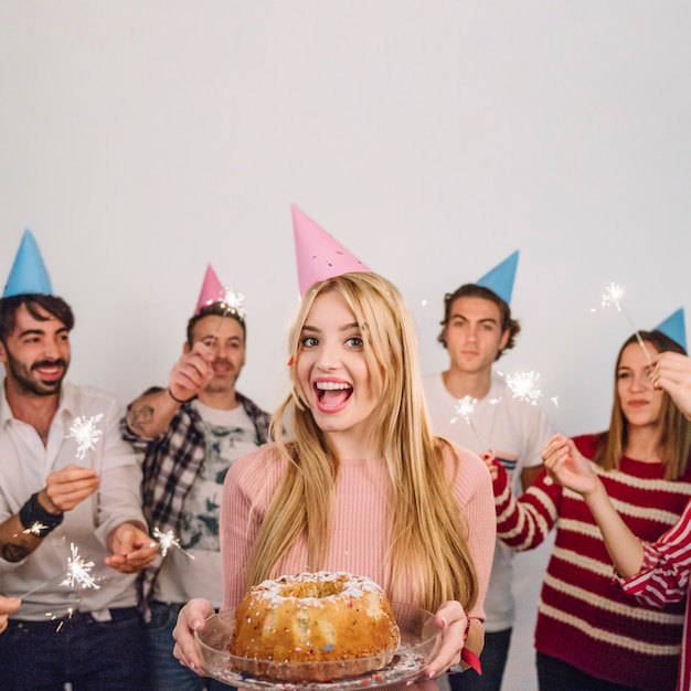 Amici con torta di compleanno