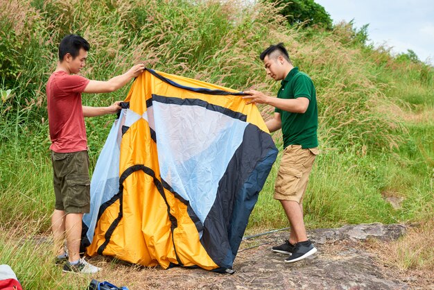 amici con una tenda da campeggio