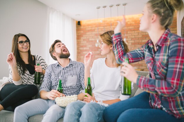 Amici contenti che giocano con i popcorn divertendosi