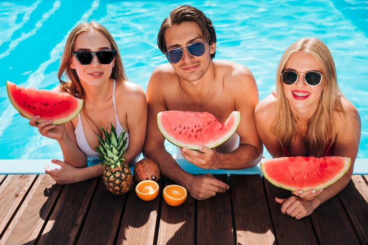 Foto gratuito amici del colpo medio in piscina che guarda l&#39;obbiettivo