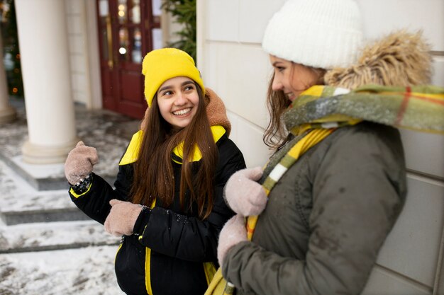 Amici dell'adolescente che si divertono nell'orario invernale