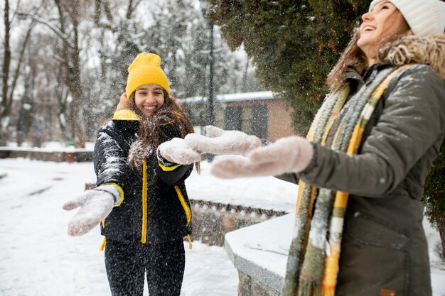 Amici dell'adolescente che si divertono nell'orario invernale