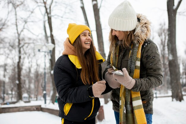 Amici dell'adolescente che si divertono nell'orario invernale