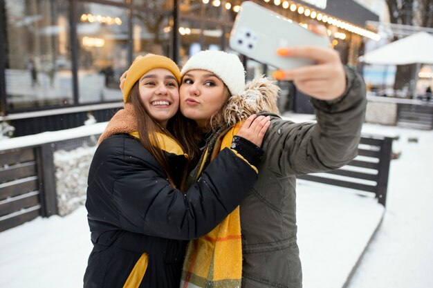 Amici dell'adolescente che si divertono nell'orario invernale