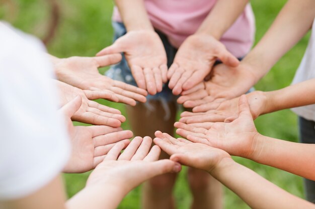 Amici dell'angolo alto che fanno un fiore con le loro mani