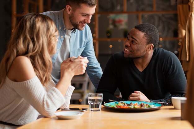 Amici di alto angolo al ristorante