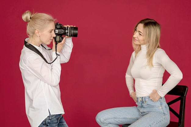 Amici di concetto di ripresa foto scattare foto