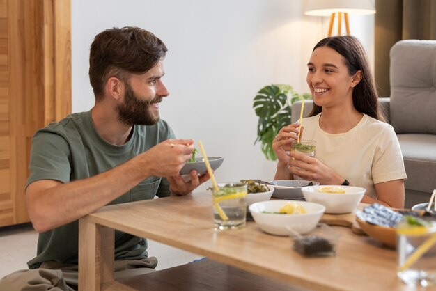 Amici di medio livello che mangiano snack alle alghe