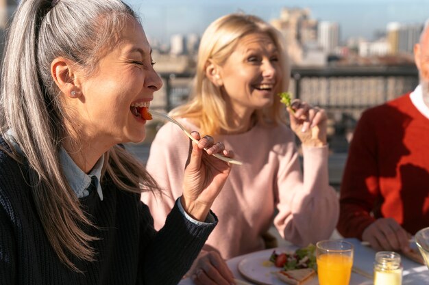 Amici di mezza età che si divertono