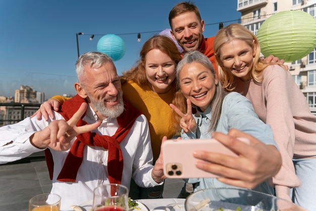 Amici di mezza età che si divertono