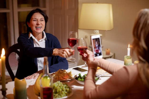 Amici di mezza età di notte a cena