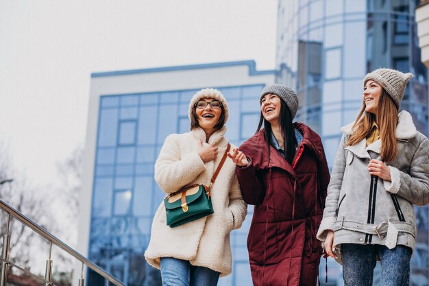 Amici di ragazze che si incontrano insieme in inverno fuori strada