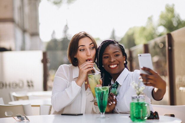 Amici di ragazze internazionali in un bar