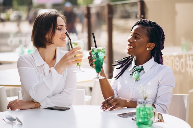 Amici di ragazze internazionali in un bar