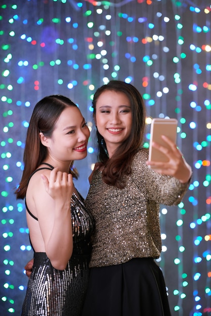 Amici di sesso femminile che prendono selfie