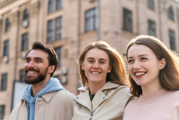 Amici di smiley all'aperto divertendosi in città