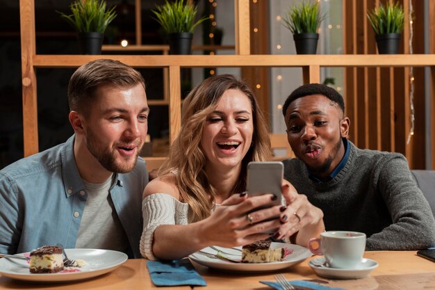 Amici di smiley che fanno selfie