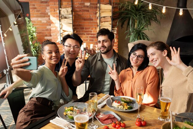 Amici di smiley che prendono il colpo medio del selfie