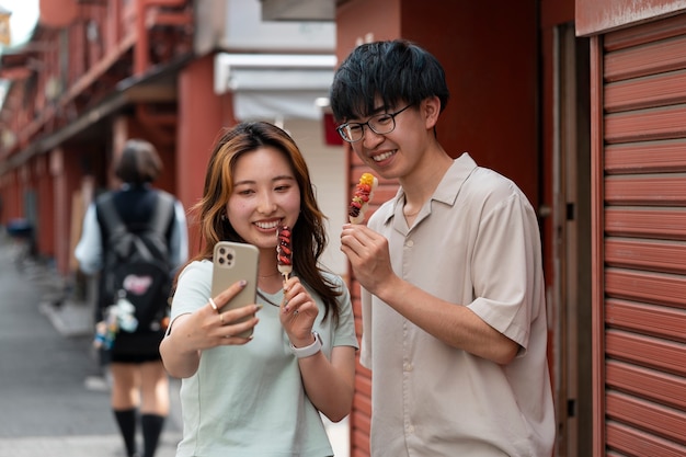 Amici di smiley che prendono il colpo medio del selfie