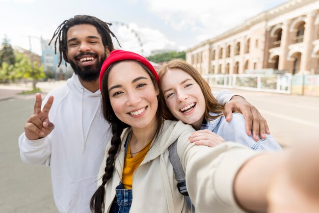 Amici di smiley che prendono selfie