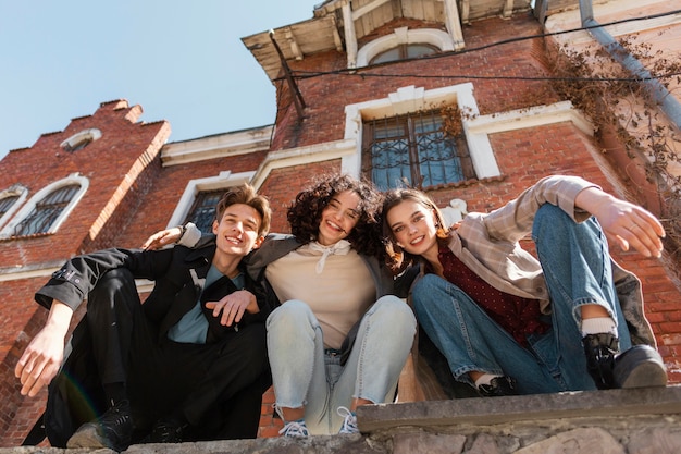 Amici di smiley che trascorrono del tempo insieme