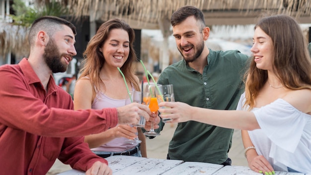 Amici di smiley colpo medio che tostano