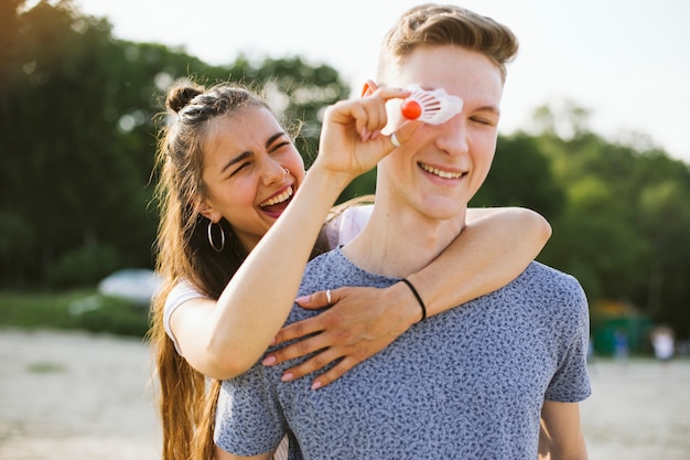 Amici di smiley di tiro medio che scherzano