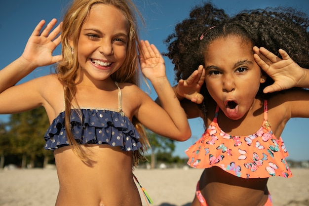 Amici di smiley di vista frontale sulla spiaggia