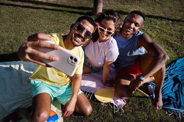 Amici di smiley di vista laterale che prendono selfie